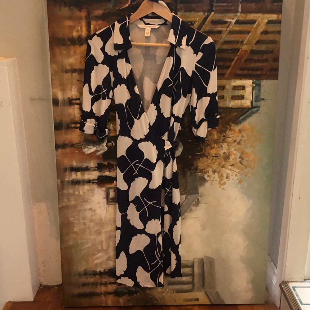 Vintage Diane von Furstenberg Silk Jersey Wrap Dress in Navy and White - Picture 2 of 4